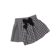 Load image into Gallery viewer, Girls B&amp;W Plaid Skirt.
